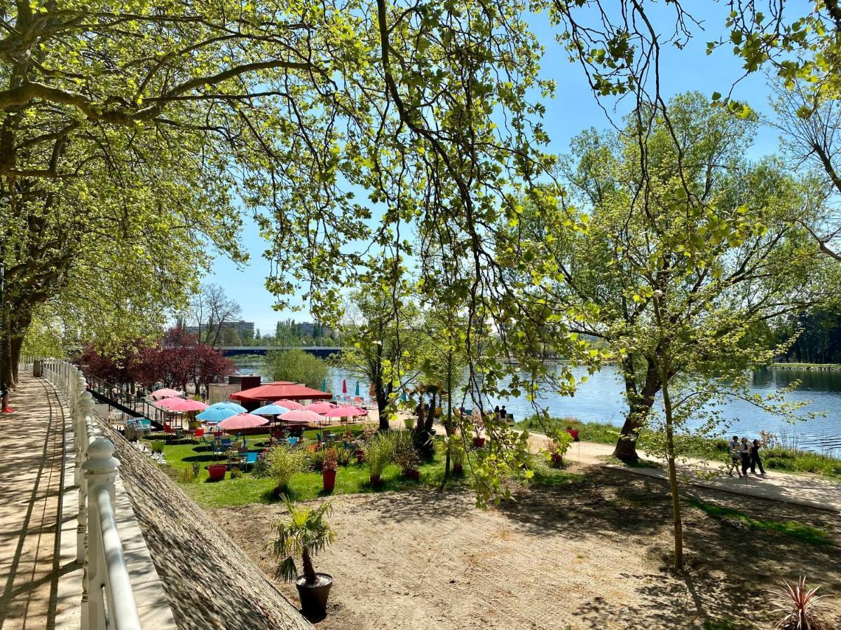 Charmant F1 avec terrasse et vue sur jardin arboré - fraicheur naturelle du rez de jardin - parking Bellerive-sur-Allier Extérieur photo