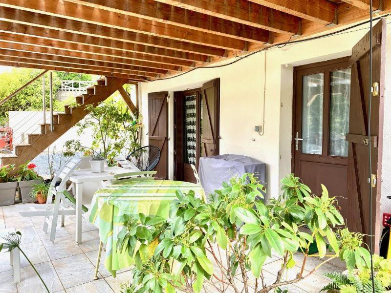 Charmant F1 avec terrasse et vue sur jardin arboré - fraicheur naturelle du rez de jardin - parking Bellerive-sur-Allier Extérieur photo